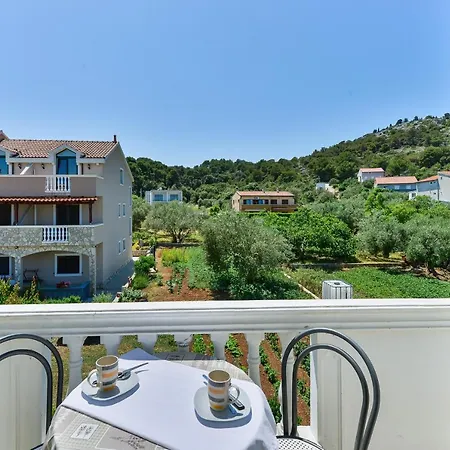 And By The Sea Tkon, Pasman - 336 3* تكون