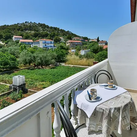 And By The Sea Tkon, Pasman - 336 3*