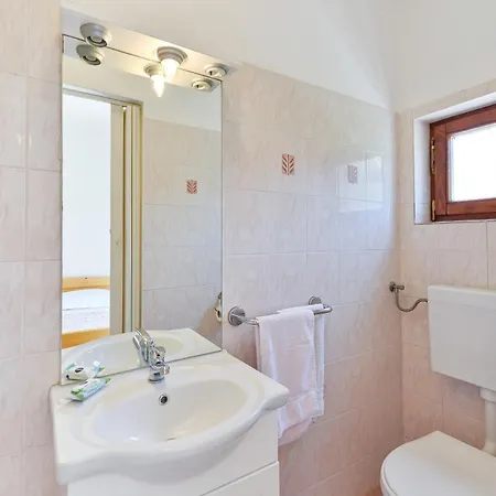 And By The Sea Tkon, Pasman - 336 3*