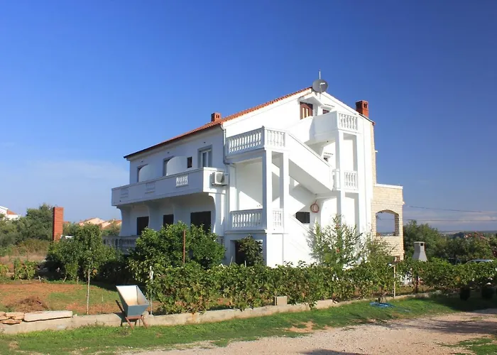 And By The Sea Tkon, Pasman - 336 3*