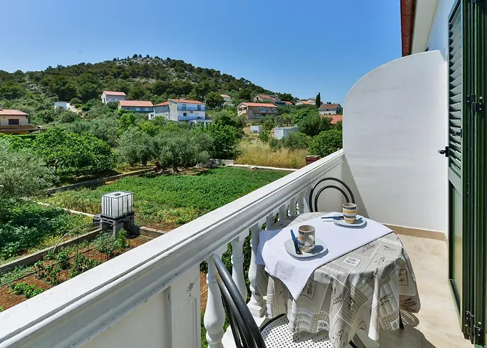 And By The Sea Tkon, Pasman - 336 3*